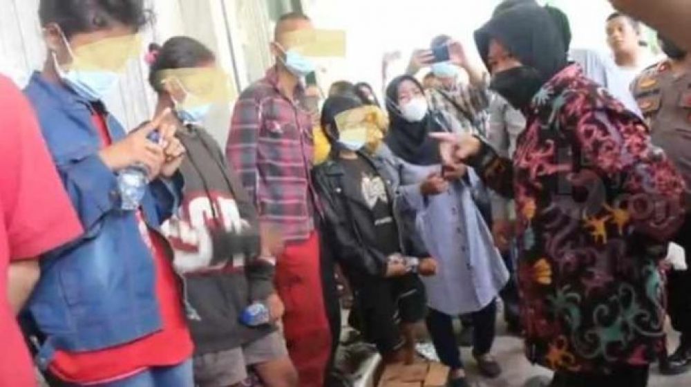 Ketika Risma Turun Dari Mobil Datangi Anjal Yang Tidur Di Emperan Toko