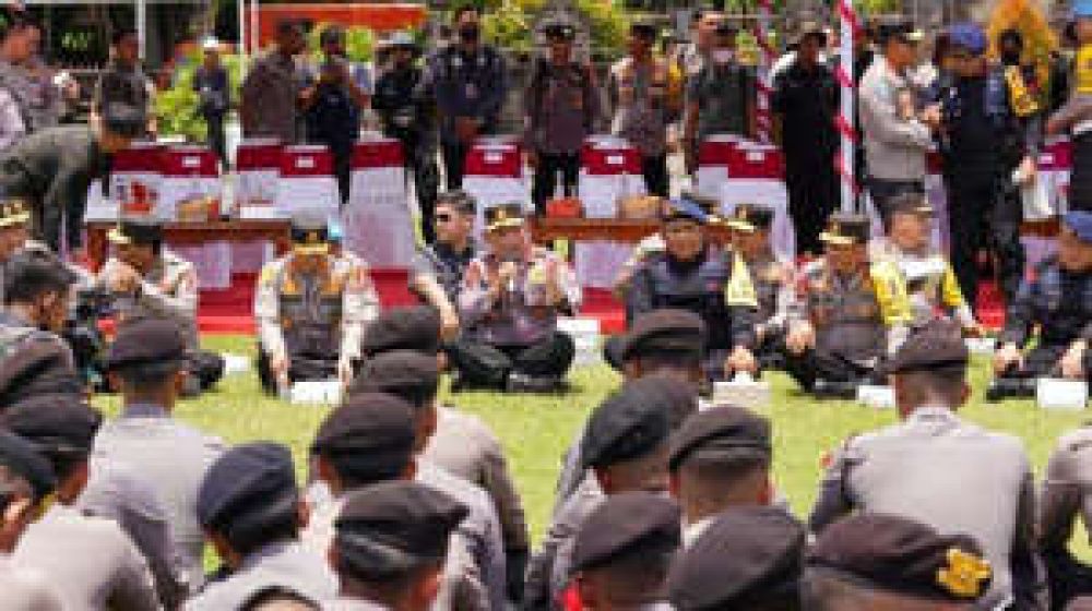 Momen Kapolri Duduk Bersila Dilapangan Berumput Dan Makan Nasi Kotak