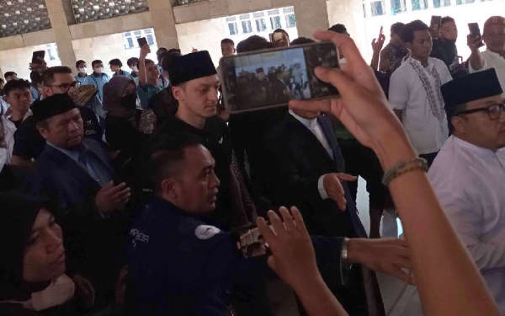 Jum'atan Di Masjid Istiqlal, Mezut Ozil Di Serbu Jama'ah