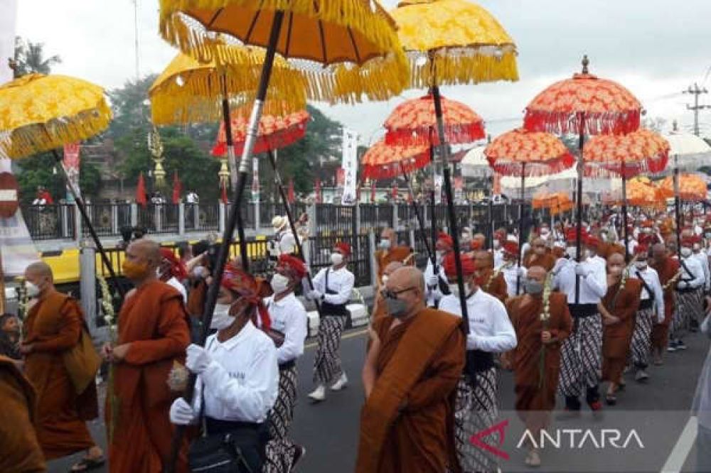 Perayaan Tri Suci Waisak, Umat Buddha Arak-Arakan Mendut Ke Borobudur