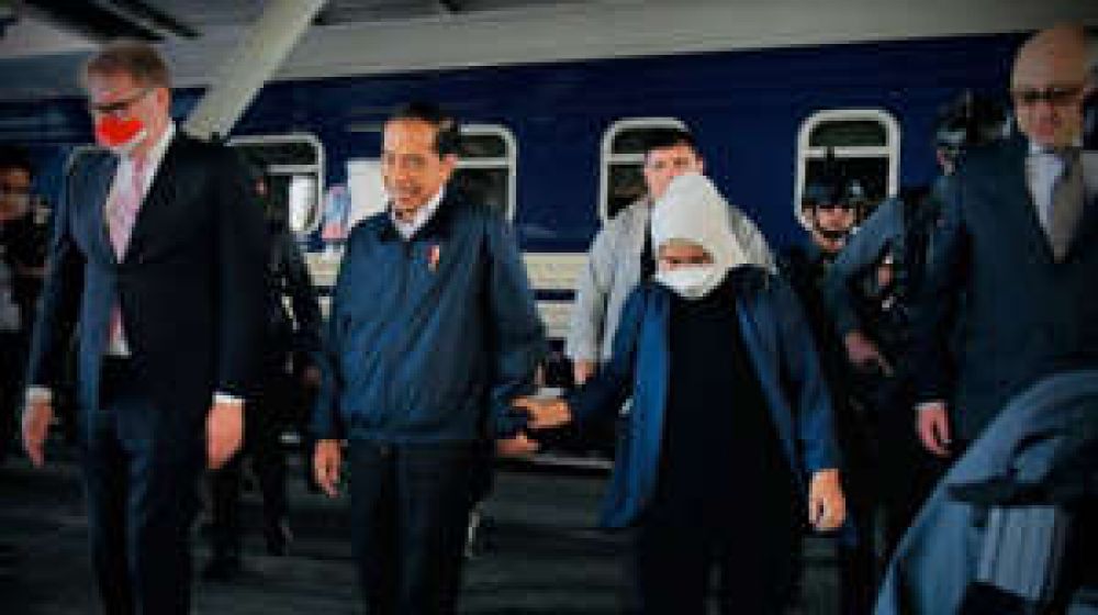 Tiba Di Ukraina, Jokowi Kunjungi Puing-Puing Kompleks Apartemen Lipky