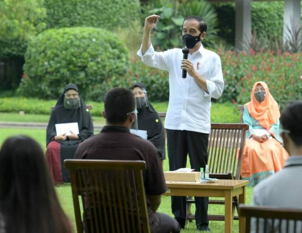 Jokowi Berikan BST UMKM Di Halaman Tengah Istana Merdeka