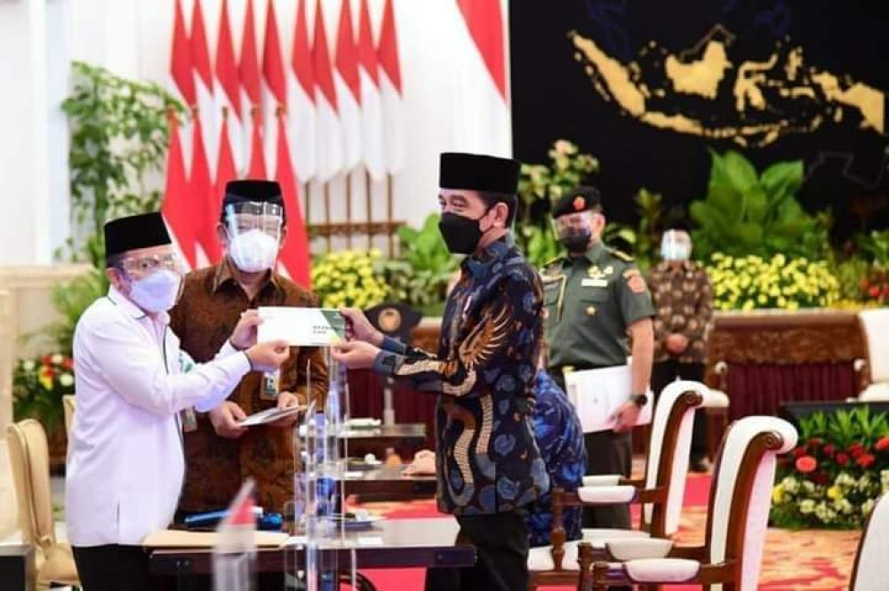 Jokowi Tunaikan Zakat, Sekaligus Luncurkan Gerakan Cinta Zakat