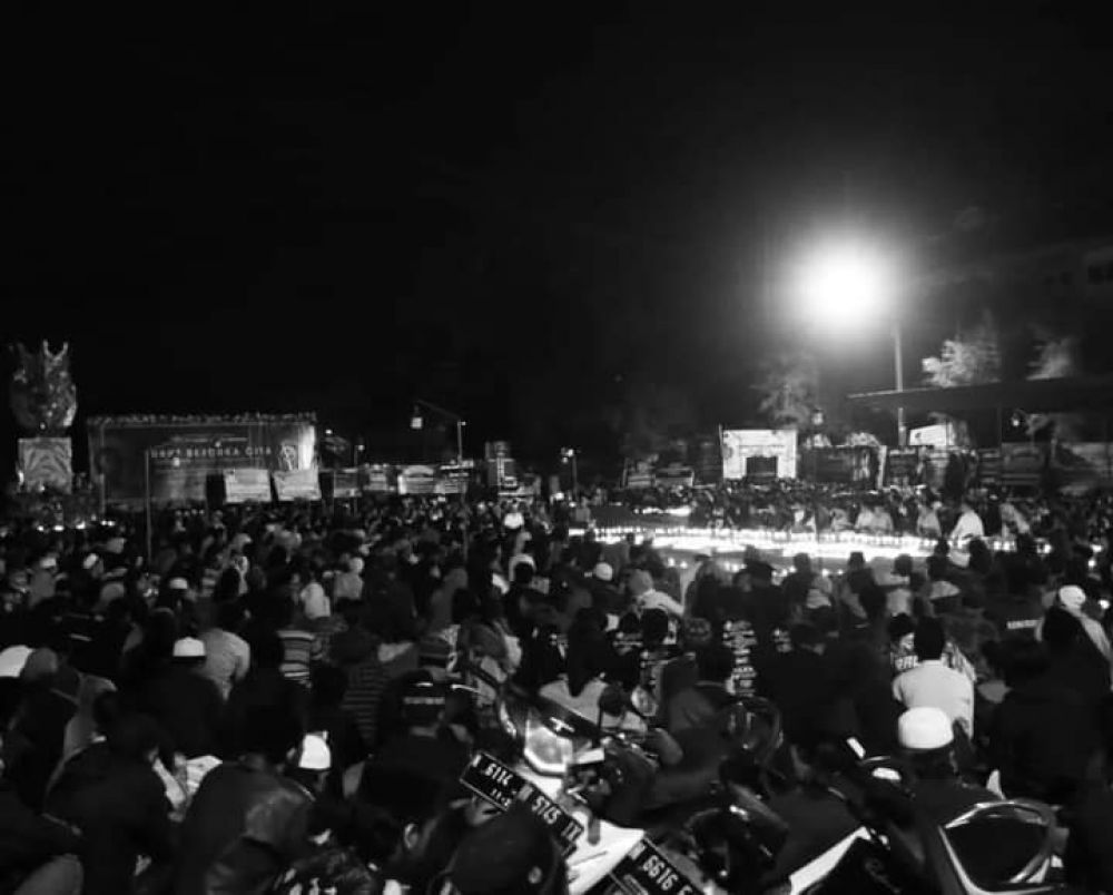 Solidaritas Bonek Ziarah Dan Berdoa Di Pintu 13 Stadion Kanjuruhan