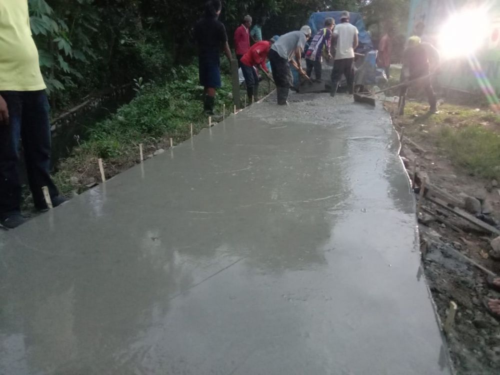 Manfaatkan ADD,Desa Kayu Bongkok Bangun Jalan Rabat Beton