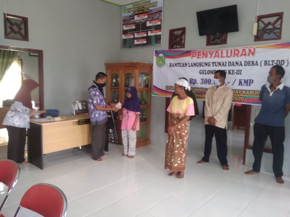 Plt Kades Pemayongan Salurkan BLT DD TA 2020 Gelombang 3