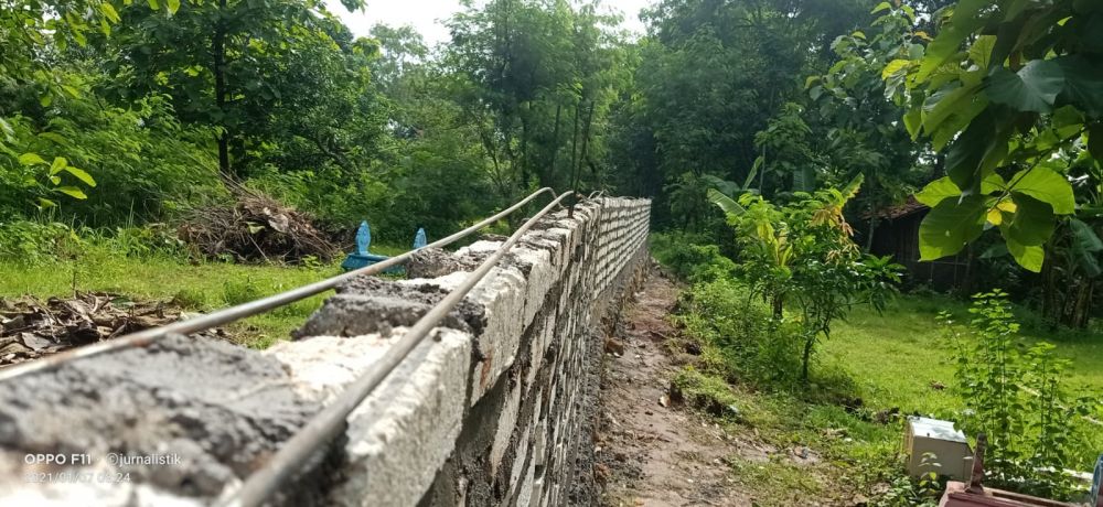 Proyek Pagar Makam Camplong Diduga Dikorupsi,Bangunan Tampak Asal Jadi