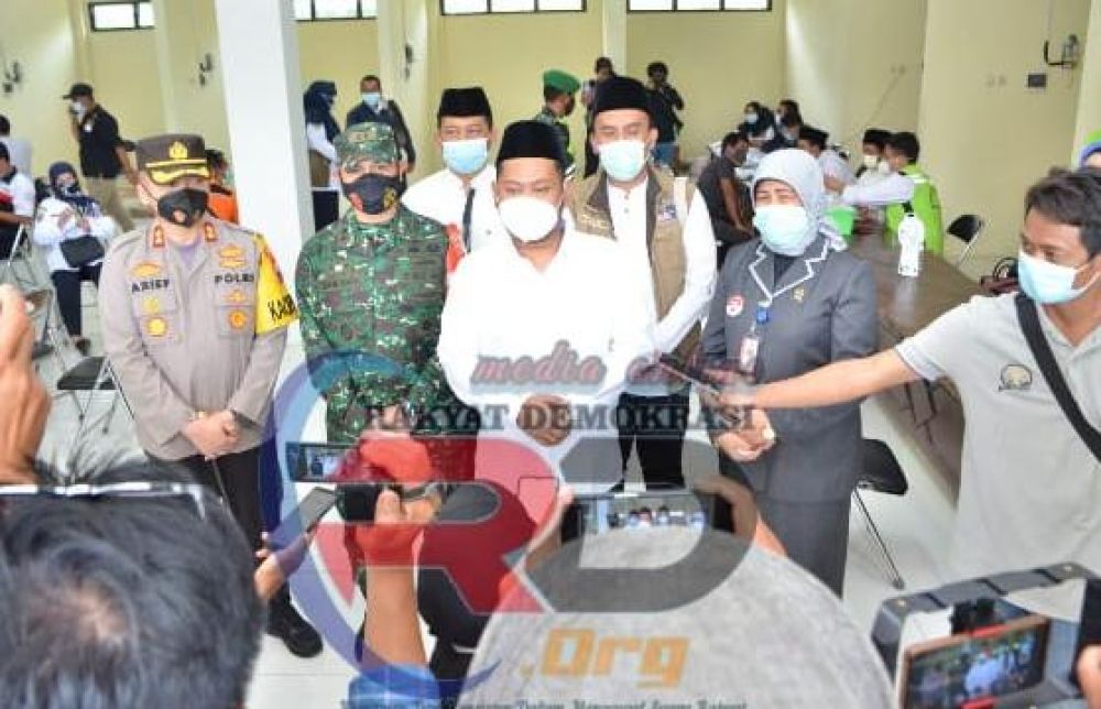 Kapolres Gresik Dampingi Bupati Cek Vaksinasi Di Terminal Bunder