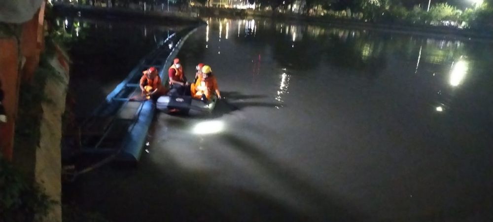 Seorang Perempuan Diduga Bunuh Diri, Loncat Di Kali Jagir