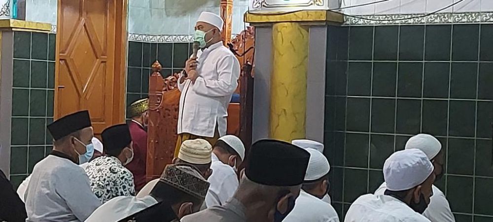 Istikomah Tarawih Keliling, Camat Sawahan Tak Bosan Ingatkan Prokes