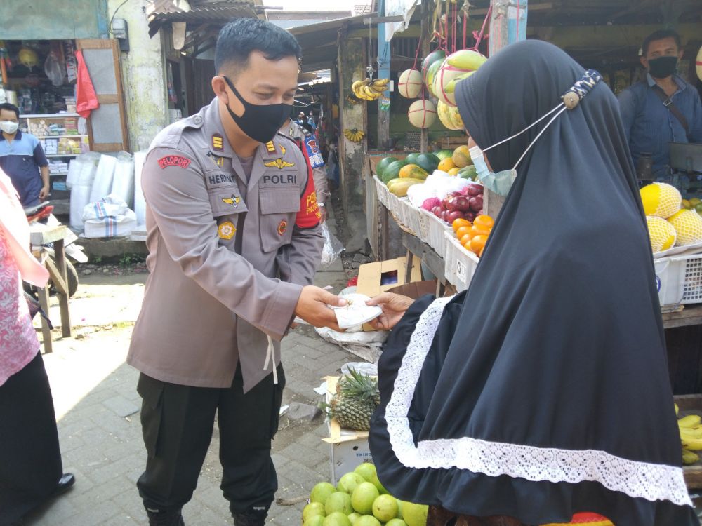 Disiplin Prokes, Polresta Sidoarjo Dan Jajaran Bagikan 50.000 Masker