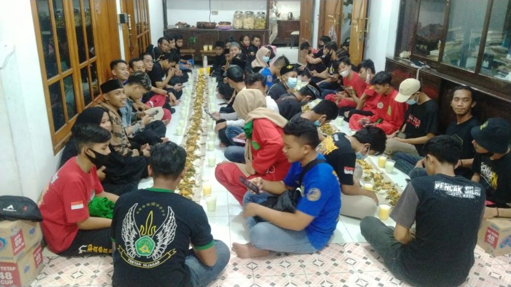 Pagar Nusa Surabaya Bersatu, Berbagi Ta'jil Dan Buka Bersama Anggota