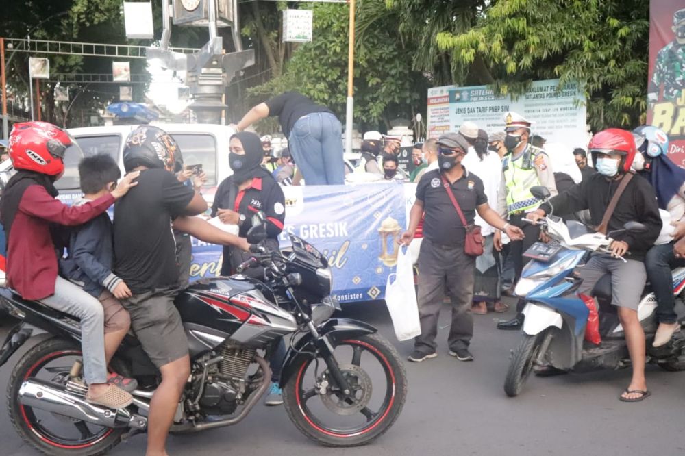 Satlantas Polres Gresik, Berbagi Ta'jil Masker Dan Sembako