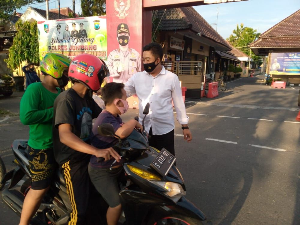 AKP Mukid Kasat Resnarkoba, Bagikan Ta'jil Didepan Mapolres Jombang