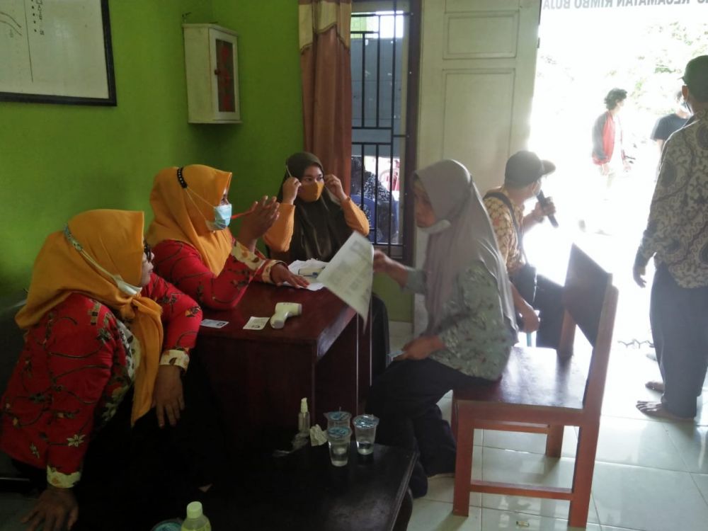Warga Desa Perintis Tebo, Antusias Ikuti Vaksinasi Di Kantor Desa