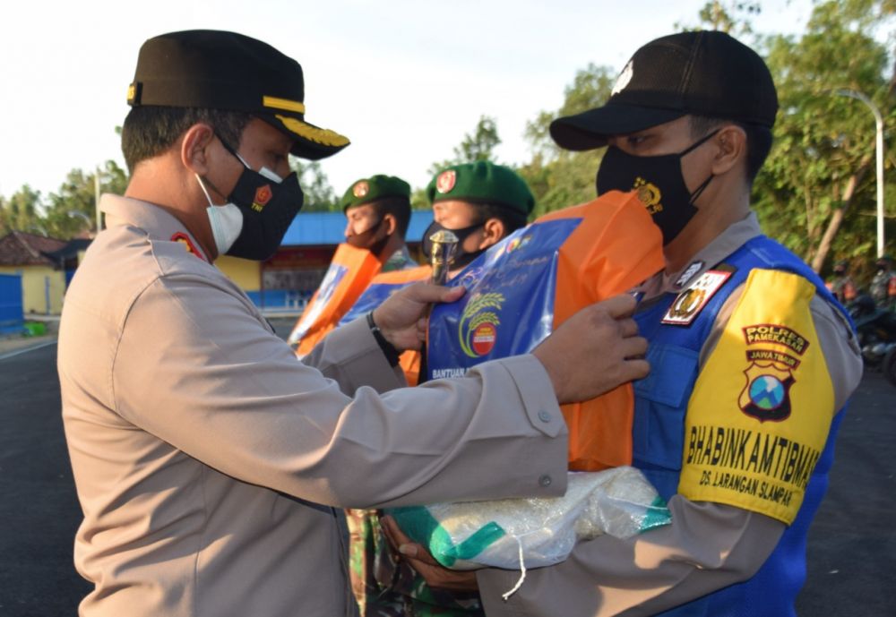 Kapolres Pamekasan Salurkan 5000 Bansos Ke Pegawai Harian & Informal