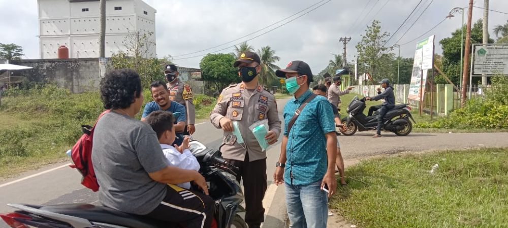 Polsek Tebo Ulu Bagikan Masker Dan Berikan Edukasi Kepada Masyarakat
