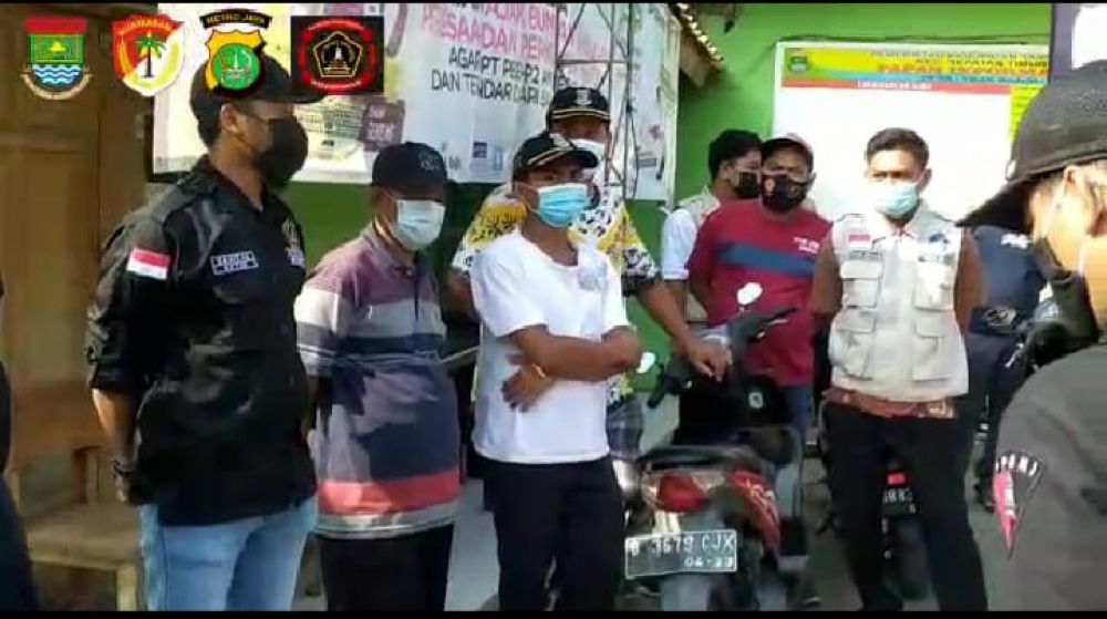 Kurangi Penyebaran Covid, Pemdes Lebak Wangi Semprotkan Disinfektan
