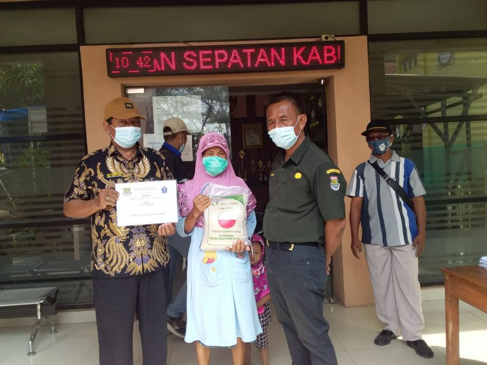 Pemdes Karet Tangerang, Bagikan Bansos Provinsi Banten Ke 146 KPM