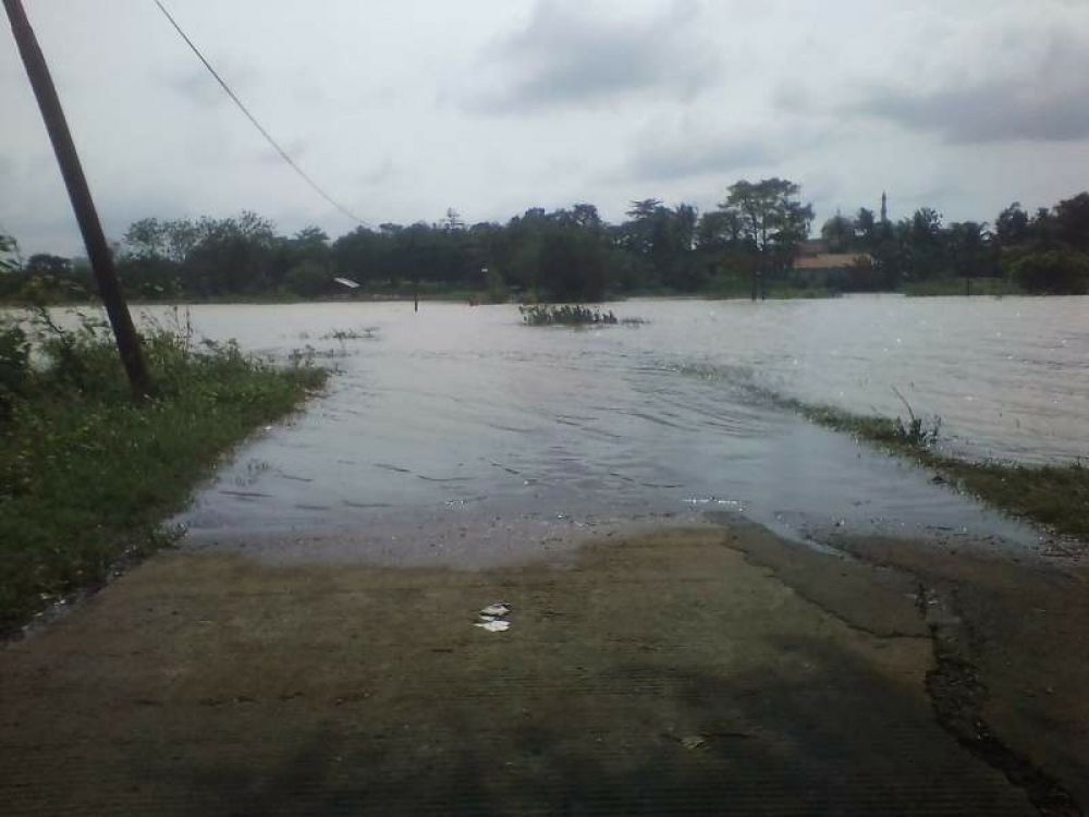 Sungai Cimanceuri Meluap,Akibatkan Jembatan Penghubung 2 Desa Terendam