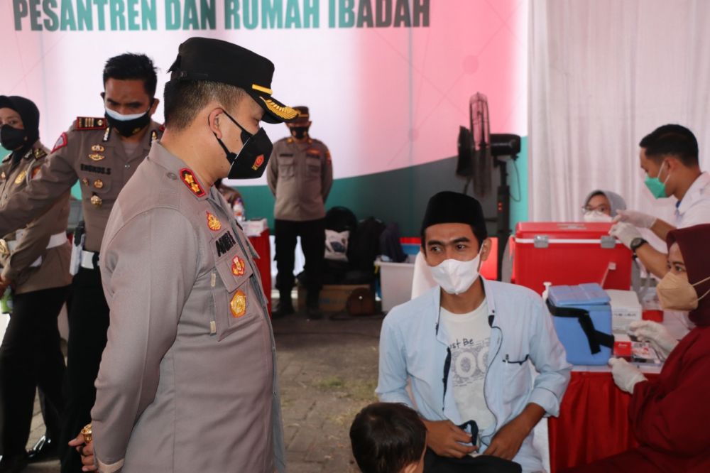 Kapolres Gresik Bersama Forkopimda Tinjau Vaksinasi Serentak Ponpes