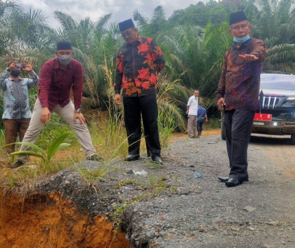 Pantau Tanah Ambles, Bupati Tanjab Barat Minta PUPR Segera Perbaiki