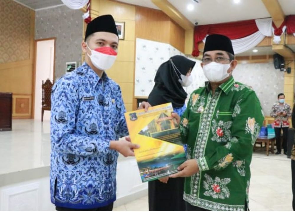 Bupati Tanjab Barat, Serahkan SK Pengangkatan PNS Secara Simbolis