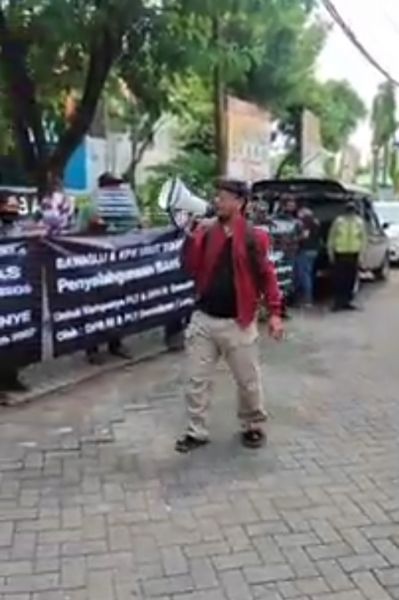 Bansos Covid Diduga Diperuntukkan Kampanye,LSM MAPEKKAT Demo Bawaslu