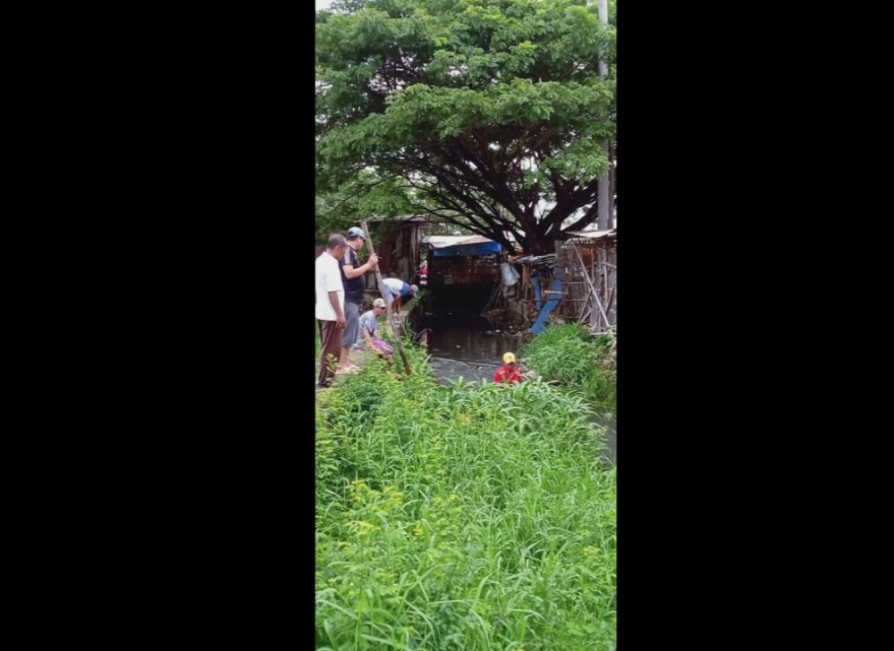Warga Kampung Oja Desa Pisangan Jaya,Kerja Bakti Bersihkan Kali Gede
