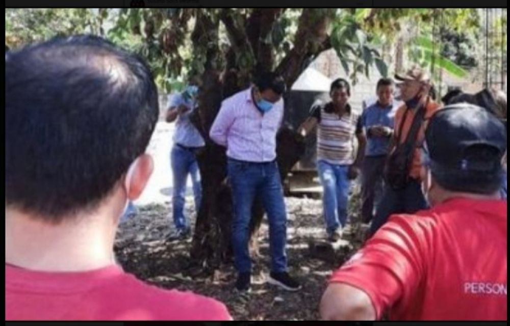 Tak Tepati Janji Saat Kampanye,Walikota Ini Diikat Dipohon