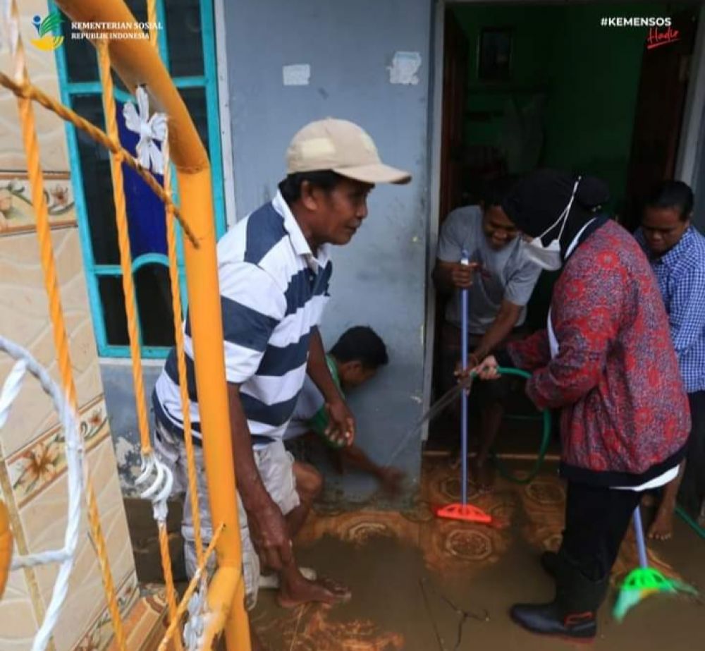 Risma Pastikan Kebutuhan Korban Banjir NTT Dan NTB Terpenuhi