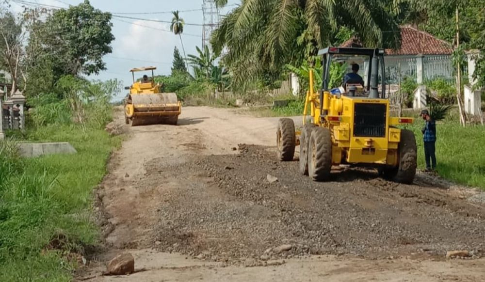 Tanggapi Keluhan Warga, PT SMS Perbaiki Jalan Utama Rimbo Ilir