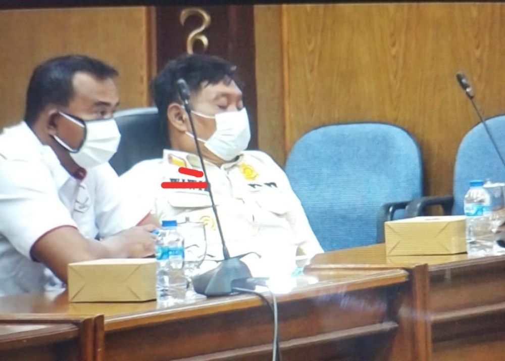 Oknum Satpol PP Ini Diduga Tertidur Saat Hearing Soal Penggusuran