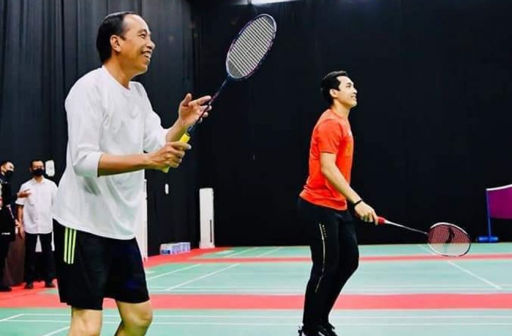 Momen Jokowi Duet Dengan Jonathan Christie Peraih Piala Thomas 2020