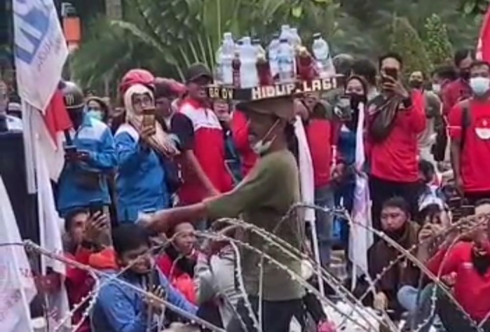 Aksi Kocak Pedagang Asongan Ini, Bikin Ngakak Pendemo Buruh Di Grahadi
