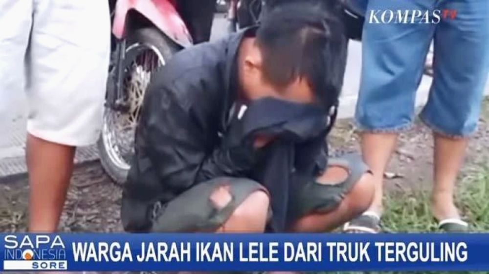 Miris!! Bukannya Menolong, Warga Malah Jarah Lele Milik Korban Laka