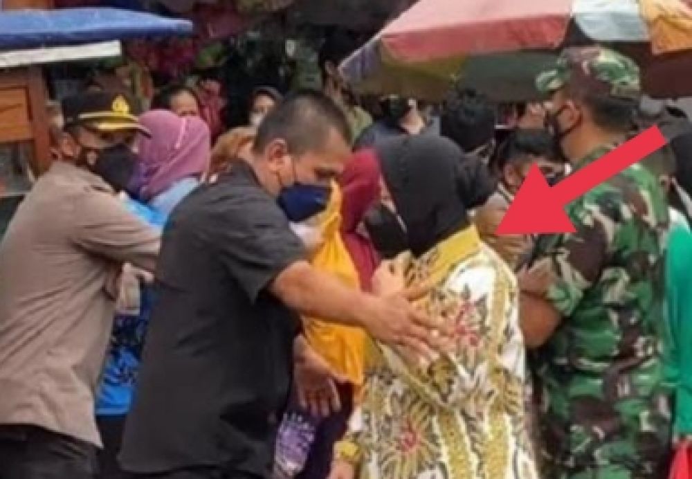 Anggota Paspampres Reflek Halangi Risma, Setelah Tau Langsung Begini..