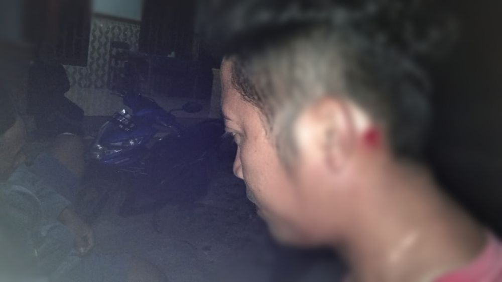 Wartawan Media Online Sampang Dipukul Pakai Kayu Balok Di Teras Rumah