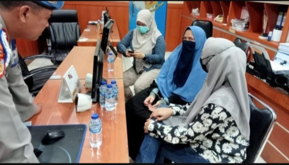 Wanita Bercadar Yang Bawa Pistol Terobos Istana, Nasibnya Kini..