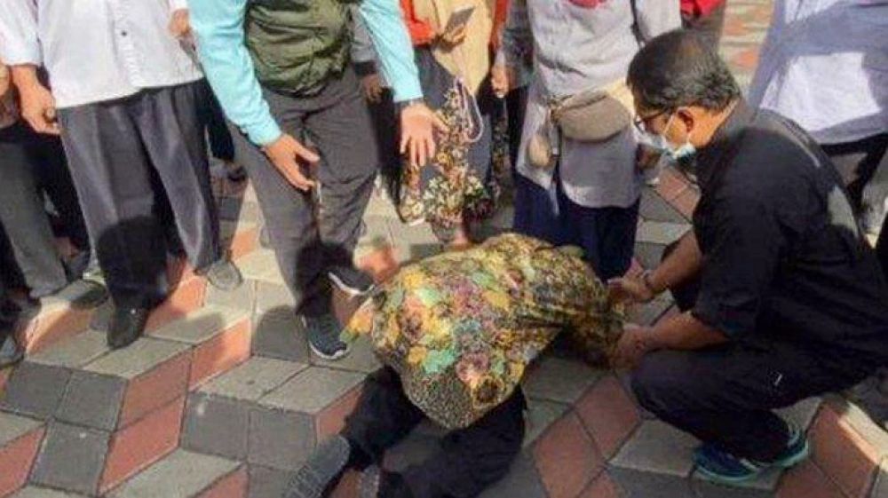 Momen Haru Saat Risma Sujud Di Kaki Guru SLB Tuna Netra Di Bandung