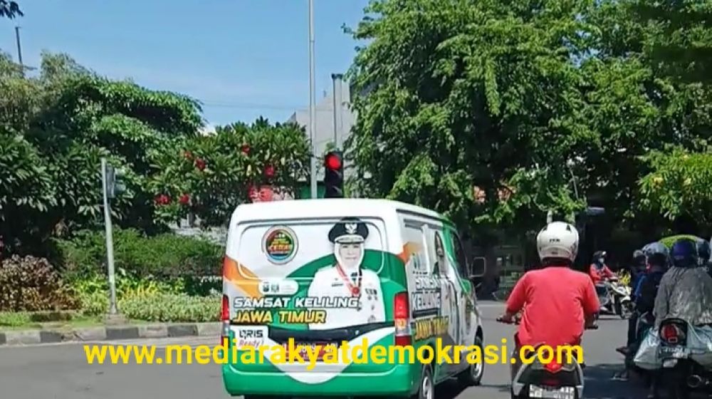 Sudah Tak Jabat Gubernur, Foto Khofifah Masih Setia Di Mobdin Samsat