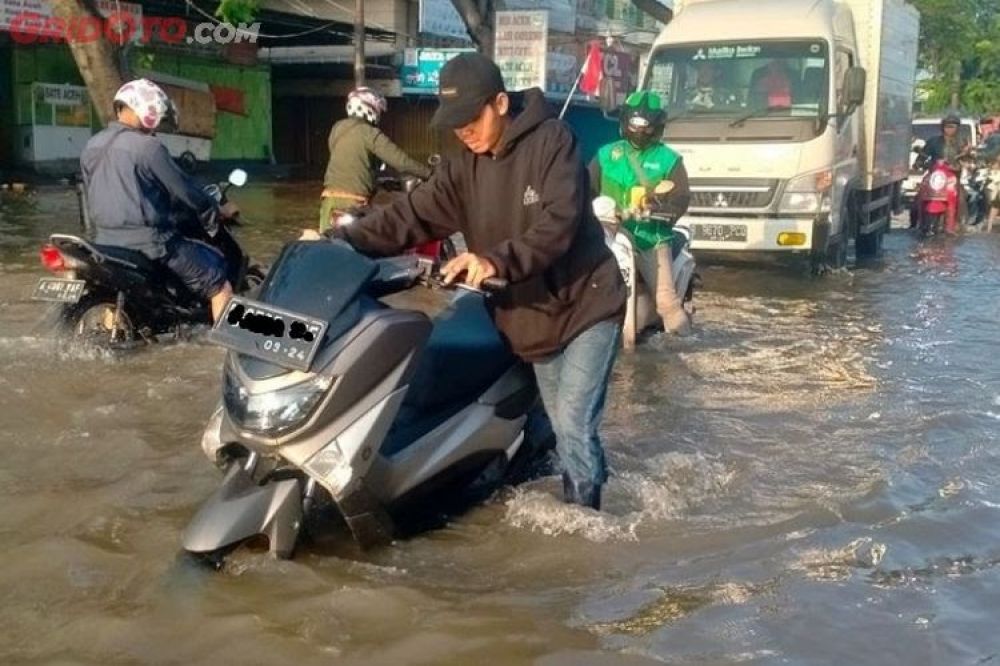 Kisah Pilu Pengendara Korban Banjir Waru, Dorong Motor Hampir 5Km