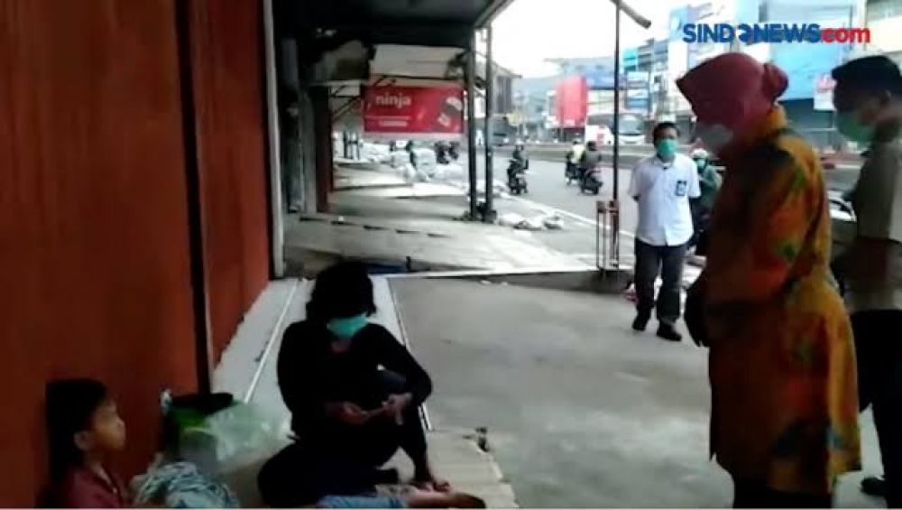 Blusukan Lagi, Risma Temui Ibu Muda Dan 2 Anaknya Tidur Diemperan Toko