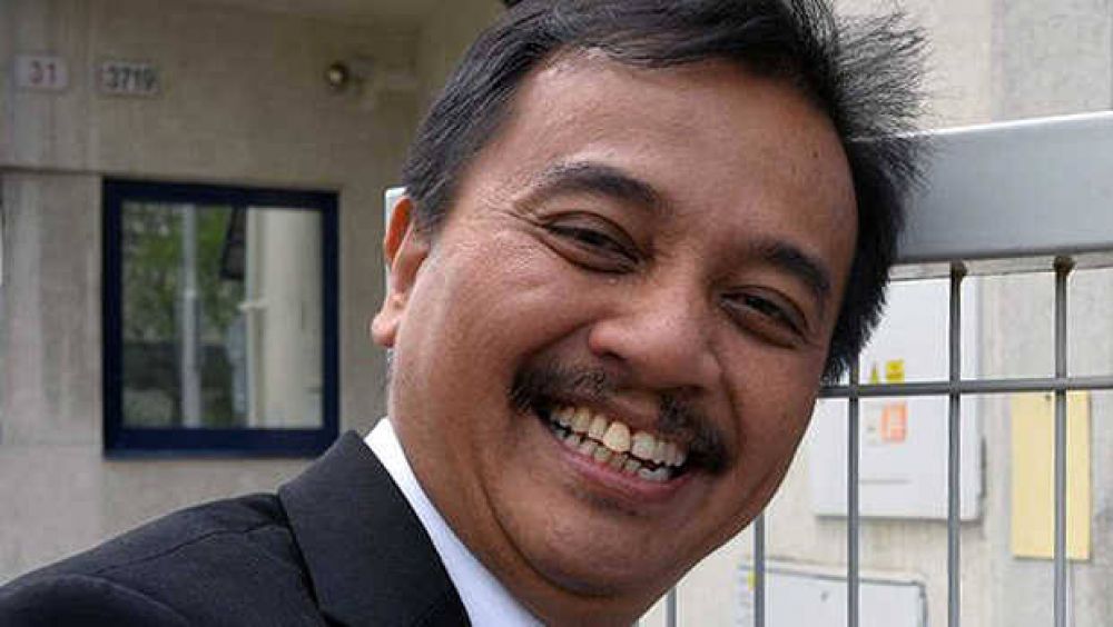 Roy Suryo Akhirnya Dilaporkan Oleh...