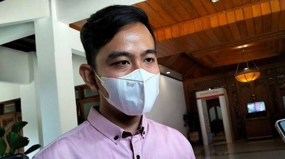 Reaksi Gibran Saat Roy Suryo Dipapah Hingga Duduk Di Kursi Roda