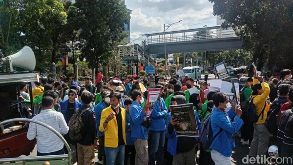 Mahasiswa Gruduk Kantor OJK, Tuntut Tindak Tegas Pinjol Atau Bubar!!