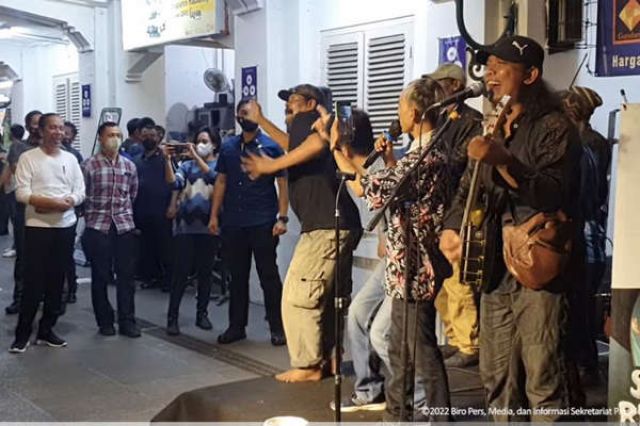 Ketika Jokowi Menikmati Malam Minggu Di Malioboro