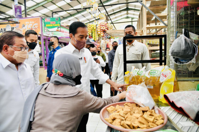 Sejak Dilarang Ekspor, Harga Minyak Goreng Di Gerai Ritel Turun...