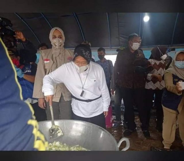 Tak Hanya Ikut Masak,Risma Juga Ikut Bungkus Nasi Untuk Korban Semeru