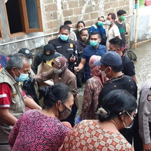 Ke Jakarta Selatan, Risma Salurkan Bantuan Kepada Korban Banjir